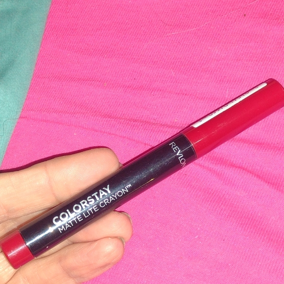 REVLON ColorStay Matte Lite Crayon Lipstick in Air Kiss - Picture 10 of 11